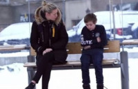 ΘΑ ΔΙΝΑΤΕ ΤΟ ΠΑΛΤΟ ΣΑΣ ΣΕ ΕΝΑ ΜΙΚΡΟ ΠΑΙΔΙ ΠΟΥ ΚΡΥΩΝΕΙ;