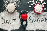 Πίεση αίματος: Τι ισχύει με το αλάτι και τι με την ζάχαρη.