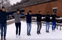 ΛΕΒΕΝΤΕΣ ΚΡΗΤΙΚΟΙ XΟΡΕΨΑΝ ΠΕΝΤΟΖΑΛΙ ΣΤΟ ΧΙΟΝΙ ΚΑΙ ΤΡΕΛΑΝΑΝ ΤΟΥΣ ΓΕΡΜΑΝΟΥΣ!