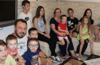 ΘΕΣΣΑΛΟΝΙΚΗ:OIKOΓΕΝΕΙΑ ΜΕ 11 ΠΑΙΔΙΑ ΧΡΕΙΑΖΕΤΑΙ 6 ΛΙΤΡΑ ΓΑΛΑ ΚΑΙ 5 ΨΩΜΙΑ ΚΑΘΕ ΜΕΡΑ!