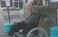 ΟΔΗΓΟΣ ΛΕΩΦΟΡΕΙΟΥ ΚΑΤΕΒΑΣΕ ΟΛΟΥΣ ΤΟΥΣ ΕΠΙΒΑΤΕΣ ΟΤΑΝ ΑΡΝΗΘΗΚΑΝ ΝΑ ΚΑΝΟΥΝ ΧΩΡΟ ΓΙΑ ΝΑ ΕΠΙΒΙΒΑΣΤΕΙ ΕΝΑΣ ΑΝΑΠΗΡΟΣ ΑΝΤΡΑΣ!