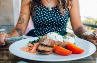 ΟΙ 7 ΤΡΟΦΕΣ ΠΟΥ ΣΤΑΜΑΤΟΥΝ ΤΗΝ ΤΡΙΧΟΠΤΩΣΗ!