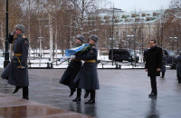 O TΣΙΠΡΑΣ ΚΑΤΕΘΕΣΕ ΣΤΕΦΑΝΙ ΚΑΙ Η ΡΩΣΙΚΗ ΣΤΡΑΤΙΩΤΙΚΗ ΜΠΑΝΤΑ ΕΠΑΙΖΕ ΜΑΡΙΝΕΛΛΑ!