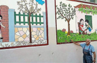 ΕΝΑΣ ΥΠΕΡΟΧΟΣ ΠΑΠΠΟΥΣ ΖΩΓΡΑΦΙΖΕΙ ΤΟ ΠΑΛΙΟ ΑΛΦΑΒΗΤΑΡΙ ΣΕ ΣΧΟΛΕΙΟ ΤΗΣ ΠΑΤΡΑΣ!