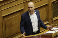 ΚΟΝΤΡΑ ΑΜΥΡΑ – ΚΑΜΜΕΝΟΥ: «ΕΙΣΤΕ Ο ΒΑΣΙΛΙΑΣ ΤΗΣ ΚΩΛΟΤΟΥΜΠΑΣ»-«ΓΙΑ ΝΥΦΟΥΛΑ ΚΑΛΟ ΣΑΣ ΒΛΕΠΩ»