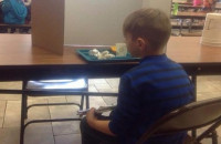 Δάσκαλοι Αναγκάζουν 6χρονο Μαθητή Να Τρώει Μόνος Του Με Ένα Χαρτόνι Για Τιμωρία Επειδή Άργησε Στο Μάθημα!