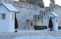 ΟΙ ΕΥΖΩΝΕΣ ΣΤΗ ΘΕΣΗ ΤΟΥΣ ΣΤΟ ΜΝΗΜΕΙΟ ΤΟΥ ΑΓΝΩΣΤΟΥ ΣΤΡΑΤΙΩΤΗ ΦΥΛΑΝΕ ΜΑΖΙ ΜΕ ΤΟ ΧΙΟΝΙΑ!