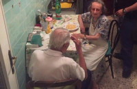 ΟΙ ΑΣΤΥΝΟΜΙΚΟΙ ΠΟΥ ΕΚΑΝΑΝ ΠΑΡΕΑ ΣΕ 2 ΗΛΙΚΙΩΜΕΝΟΥΣ ΟΤΑΝ ΤΟΥΣ ΒΡΗΚΑΝ ΝΑ ΚΛΑΙΝΕ!