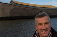 ΞΥΛΟΥΡΓΟΣ ΕΦΤΙΑΞΕ ΠΙΣΤΟ ΑΝΤΙΓΡΑΦΟ ΤΗΣ ΚΙΒΩΤΟΥ ΤΟΥ ΝΩΕ – ΕΤΟΙΜΑΖΕΤΑΙ ΓΙΑ ΤΟ ΠΡΩΤΟ ΤΑΞΙΔΙ!