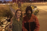 ΑΣΤΕΓΟΣ ΕΔΩΣΕ ΣΕ ΓΥΝΑΙΚΑ ΠΟΥ ΕΜΕΙΝΕ ΑΠΟ ΒΕΝΖΙΝΗ ΤΑ ΤΕΛΕΥΤΑΙΑ ΤΟΥ 20 ΔΟΛΑΡΙΑ ΚΑΙ ΤΟΥ ΤΑ ΓΥΡΙΣΕ ΠΙΣΩ ΠΑΝΩ ΑΠΟ 10.000 ΦΟΡΕΣ!