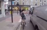 Οδηγός την έπεσε σε ποδηλάτισσα και το πλήρωσε ακριβά