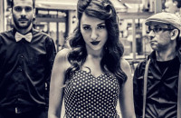 LES AU REVOIR: ΤΟ ΜΟΥΣΙΚΟ ΓΚΡΟΥΠ ΠΟΥ ΣΥΝΔΥΑΖΕΙ SWING ΡΥΘΜΟΥΣ ΚΑΙ ΜΑΣ ΓΕΜΙΖΕΙ ΜΕ ΟΝΕΙΡΑ ΜΕ ΤΟΥΣ ΣΤΙΧΟΥΣ ΤΟΥΣ!