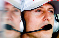 Ο ΜΙΚΑΕΛ ΣΟΥΜΑΧΕΡ ΣΗΚΩΘΗΚΕ ΑΠΟ ΤΟ ΚΡΕΒΑΤΙ ΚΑΙ ΔΕΝ ΕΙΝΑΙ ΔΙΑΣΩΛΗΝΟΜΕΝΟΣ!