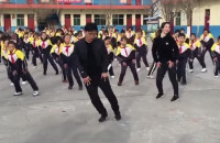 ΔΙΕΥΘΥΝΤΗΣ ΔΗΜΟΤΙΚΟΥ ΣΧΟΛΕΙΟΥ ΓΙΝΕΤΑΙ VIRAL ΓΙΑ ΤΟ ΝΕΟ ΠΡΟΓΡΑΜΜΑ ΓΥΜΝΑΣΤΙΚΗΣ ΤΟΥ!