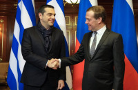 EΠΙΣΚΕΨΗ ΤΣΙΠΡA ΣΤΗ ΜΟΣΧΑ: ΤΟ ΜΠΛΕ ΦΟΥΛΑΡΙ ΠΟΥ ΤΡΑΒΗΞΕ ΤΗΝ ΠΡΟΣΟΧΗ ΤΟΥ ΜΕΝΤΒΕΝΤΕΦ!