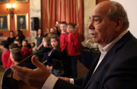 ΧΡΙΣΤΟΥΓΕΝΝΙΑΤΙΚΑ ΚΑΛΑΝΤΑ ΑΠΟ ΣΥΛΛΟΓΟΥΣ ΚΑΙ ΧΟΡΩΔΙΕΣ ΣΤΟΝ ΠΡΟΕΔΡΟ ΤΗΣ ΒΟΥΛΗΣ!