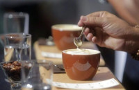 Μικρότερος ο κίνδυνος πρόωρου θανάτου για όσους πίνουν καφέ, ακόμη και με ζάχαρη