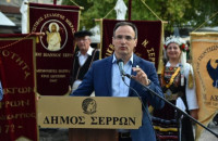 Δήμος Σερρών: Υψώθηκε το επετειακό λάβαρο για τα 100 χρόνια εθνικής μνήμης