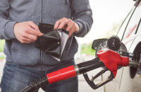 Ανεβαίνει διαρκώς κάθε ημέρα η τιμή της βενζίνης