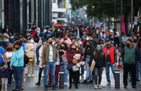 Κοροναϊός: Μία ανάσα πριν από την εκτόξευση κρουσμάτων – Τι φοβούνται οι ειδικοί για τον Αύγουστο