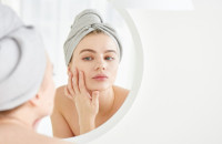 Ζάχαρη, αλκοόλ, γλουτένη, γαλακτοκομικά: Τα σημάδια που αφήνουν στην επιδερμίδα (εικόνες)