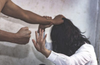 Εφιάλτης για 26χρονη μητέρα στον Βόλο: Ο σύντροφός της την απείλησε να την σκοτώσει με κατσαβίδι