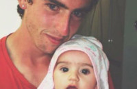 Ο 18χρονος Γιώργος εξομολογείται: Είμαι μόνος μπαμπάς και φέτος πέρασα στο Πανεπιστήμιο. Πώς θα πάρω μαζί μου το μωρό;