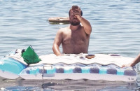 Δεν πίστευαν στα μάτια τους – Ιερέας λειτούργησε με μαγιό μέσα στη θάλασσα – Η εισαγγελία διέταξε έρευνα