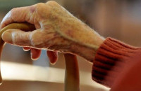 Πέταξε 6.000 ευρώ από το μπαλκόνι για να «σώσει» την κόρη της