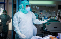 Μέσα στο κατακαλόκαιρο: «Τρελή κούρσα» για τον κορονοιό