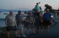 Σκιάθος: Η στιγμή που ο αέρας από τις τουρμπίνες αεροσκάφους εκσφενδονίζει την 61χρονη τουρίστρια