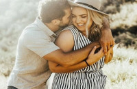 Εκείνη με παραπανίσια κιλά κι αυτός με κοιλιακούς πέτρα: Ένα διαφορετικό ζευγάρι στέλνει το πιο δυνατό μήνυμα