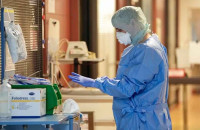 Κορονοϊός ή γρίπη; Αυτά είναι τα συμπτώματα, πώς θα καταλάβετε τι έχετε