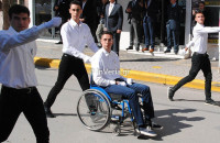 Ο Γιάννης βγήκε νικητής στη μάχη για ζωή και έκανε παρέλαση περήφανος με το αμαξίδιο του