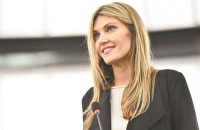 Καλά τα ανέκδοτα που κυκλοφορούν για την ξανθιά Εύα: Προφανώς ο Αδάμ την … εξαπάτησε!