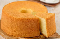 Το κέικ της… τεμπέλας: Με μόνο 2 κινήσεις και 3 υλικά από το ντουλάπι, για να φτιάξετε ένα γλυκάκι στα γρήγορα