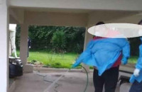 Εικόνες ντροπής στον Ωρωπό: Πλήρωμα ασθενοφόρου πλένει με λάστιχο ηλικιωμένη – ΕΔΕ από τον Δήμο