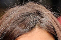 Μαλλιά: Τραβάς κι εσύ τις άσπρες τρίχες; Δες γιατί δεν είναι καλή ιδέα