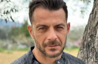 «Την έπεσες στη γυναίκα μου και μας χώρισες!»: Ευθεία επίθεση στον Γιώργο Αγγελόπουλο – Ο τραγουδιστής που τον κατηγορεί δημόσια