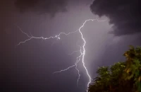 Καιρός: Έκτακτο δελτίο της ΕΜΥ- Έρχονται καταιγίδες, κεραυνοί και «βουτιά» της θερμοκρασίας