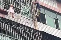 Κίνα: Γείτονες σώζουν κορίτσι που κρέμεται από παράθυρο του 5ου ορόφου (βίντεο)