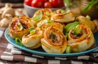 Πίτσα Μαργαρίτα σε τραγανά ρολάκια