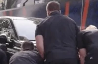 Παίκτες ράγκμπι σήκωσαν αυτοκίνητο που εμπόδιζε την κυκλοφορία