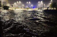 Απίστευτη εικόνα από την κακοκαιρία στον Βόλο: «Κύματα» σε κεντρικό δρόμο της πόλης