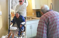 Γιος Ανακαίνισε Το Σπίτι Των Ηλικιωμένων Γονιών Του Και Όταν Το Βλέπουν Ξεσπάνε Σε Λυγμούς!