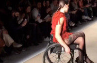 Ναύπακτος: Μαθήματα ζωής από μοντέλο που έκανε πασαρέλα μετά το ατύχημα που την άφησε ανάπηρη!