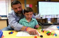 Aυτός ο δάσκαλος είδε τους μαθητές του πεινασμένους και έκανε κάτι φοβερό