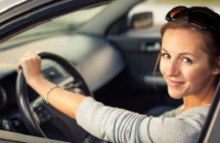 Νέα έρευνα δείχνει πως οι γυναίκες είναι καλύτερες οδηγοί από τους άνδρες