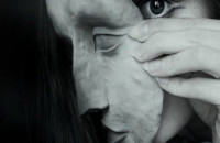 Με τρομάζουν οι άνθρωποι που χαμογελούν ψεύτικα