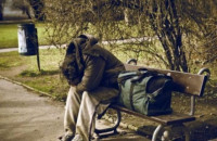 Παρατήρησε έναν άστεγο άντρα που ζητούσε φαγητό. Τότε, δεν ήξερε τι άνθρωπος ήταν.